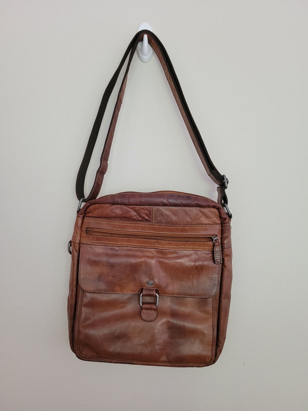 Classic Brown Leather Messenger Bag with Adjustable Strap